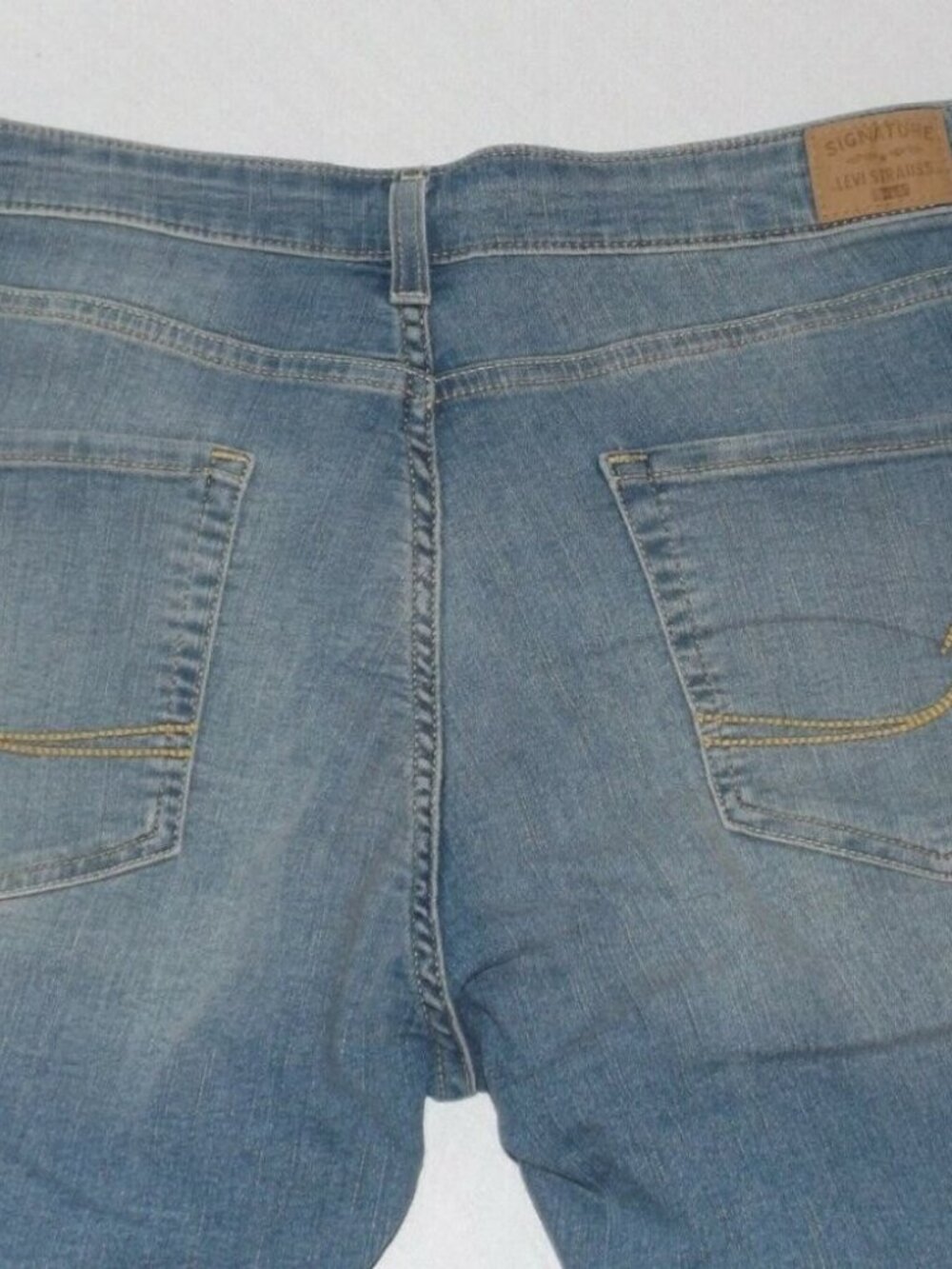 New  Levi's Women's Simply Stretch Mid Rise Skinny Shorts  33 x 11 #256